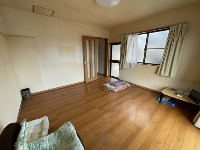 西条市楠　中古住宅の洋室