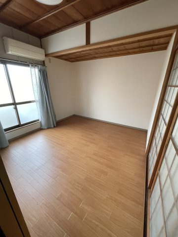 西条市楠　中古住宅の洋室