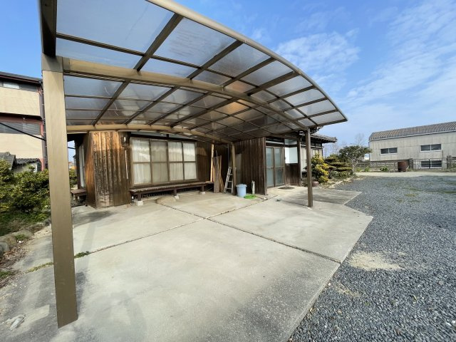 西条市楠　中古住宅の駐車場