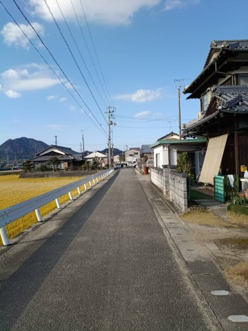 西条市楠　中古住宅の前面道路含む現地写真
