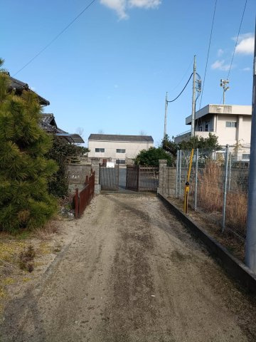 西条市楠　中古住宅の前面道路含む現地写真