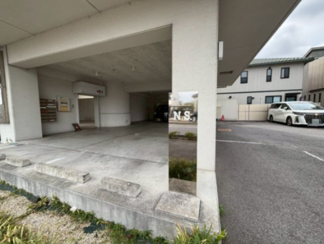 柱　ＮＳビル店舗の駐車場
