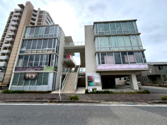 柱　ＮＳビル店舗の外観