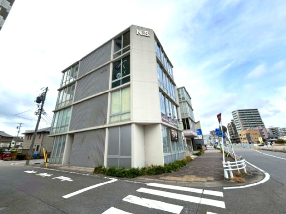 柱　ＮＳビル店舗の外観