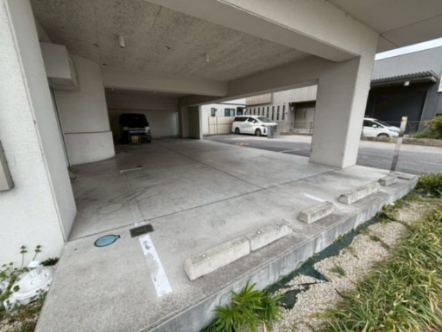 柱　ＮＳビル店舗の駐車場