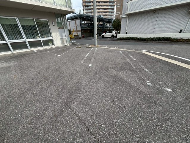 柱　ＮＳビル店舗の駐車場