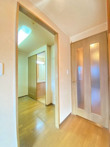 ジオ四条桂川ブライトコアのその他|26年1月撮影
キッチンから洗面所、お風呂に抜けることが出来る使い勝手の良い間取り。