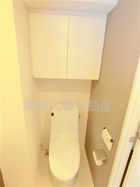 ハーモニーレジデンス大森WESTのトイレ|棚収納と温水洗浄便座付きのトイレ