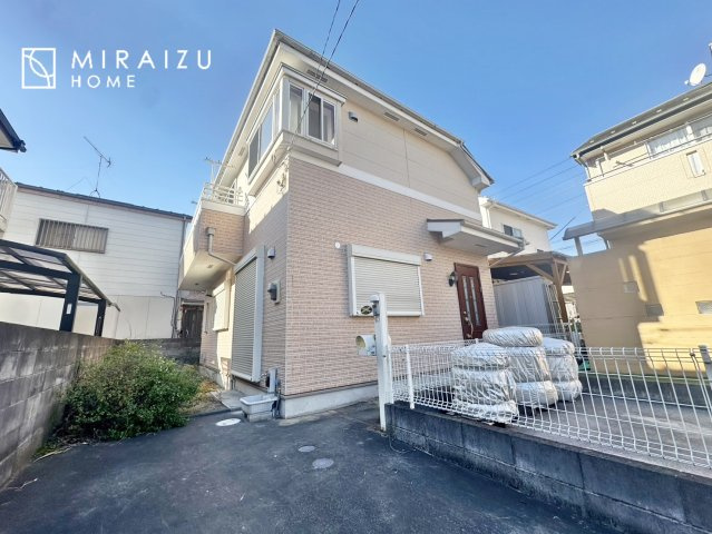 【外観】 | 青く澄み渡った綺麗な空と、陽の光をたっぷりと受ける、そんな住宅で新生活をスタートしてみませんか？見学・ご相談等、ミライズホーム(株)までお気軽にご連絡下さい。