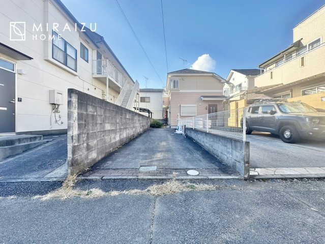 【居間・リビング】 | 陽当たりが心地の良いリビング空間です。日中はカーテンを開けて自然な光を取り込みリラックスして過ごしたいですね、照明器具もセンスの良いものを使いたいですね。
