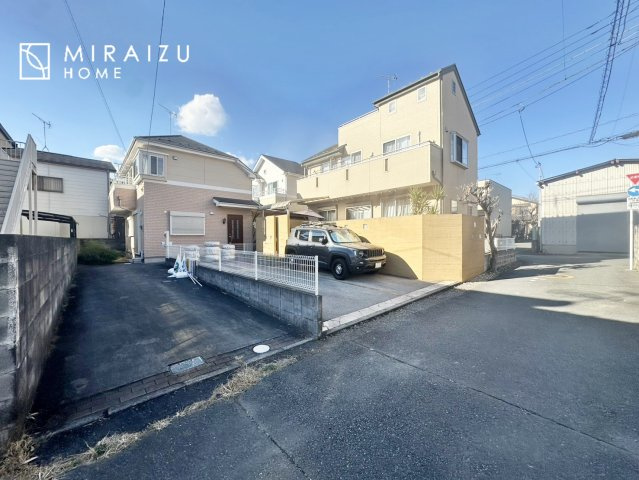 【居間・リビング】 | 大きな窓が特徴のリビングでは、太陽光も沢山取り込むことが出来てお家の中にいても日光浴が可能ですね、開放的な空間です。インテリア選びも楽しそう、ご家族様で相談しながらインテリア配置も楽しみたいです