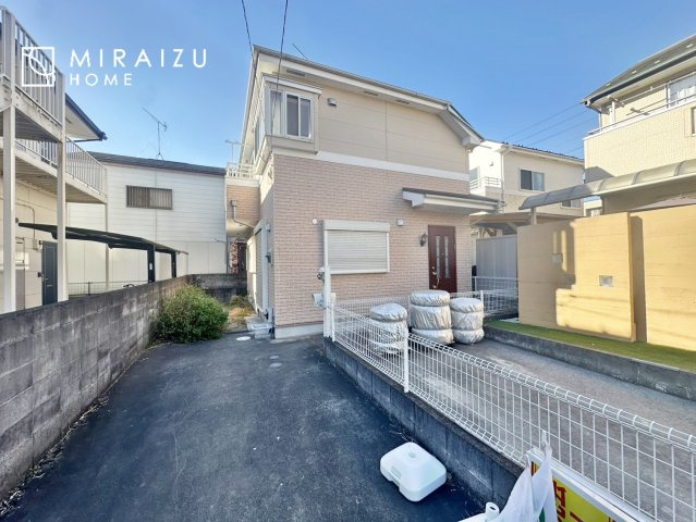 【キッチン】 | スッキリとした形が上品な広々ワイドキッチンです。窓もあり明るい空間の中で毎日お料理することが可能です。収納スペースも広いのが嬉しいですね。