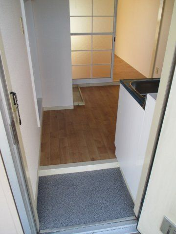 レピュート本八幡の玄関