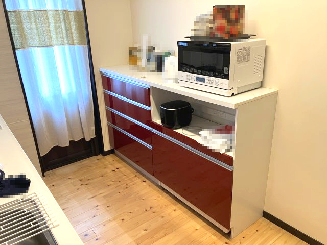 日高町野　中古戸建　4LDKのキッチン|食器棚もタカラスタンダード製。統一感があるキッチンです。