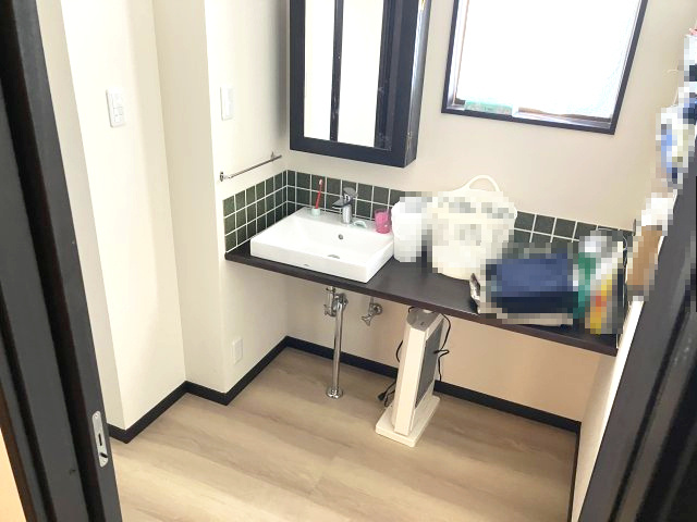 日高町野　中古戸建　4LDKの脱衣所|洗面脱衣室です。広いカウンターがあり使い勝手が良さそうです。