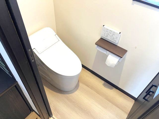 日高町野　中古戸建　4LDKのトイレ|1階トイレです。収納もあります。