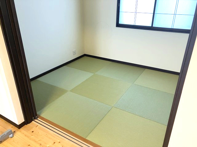 日高町野　中古戸建　4LDKの和室|LDK横には和室があります。子供の遊び場や来客用として重宝します。人気の琉球畳を使用しています。