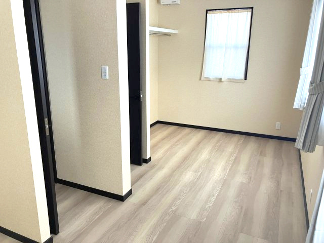 日高町野　中古戸建　4LDKの子供部屋|2階の子供部屋です。4.5帖が2間続きになっています。子供の成長に合わせて間仕切りをすることもできます。