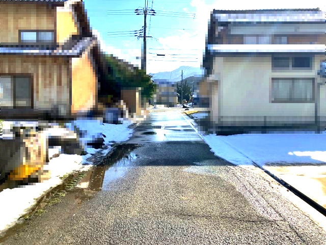 日高町野　中古戸建　4LDKの前面道路含む現地写真|前面道路写真です。交通量が少なく、お子さんがいても安心の立地です。