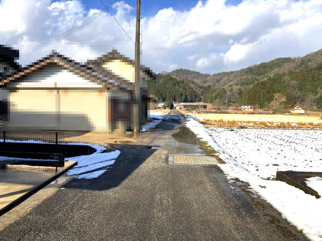 日高町野　中古戸建　4LDKの前面道路含む現地写真|前面道路写真です。東側が農地で開けているのでとても明るい印象です。