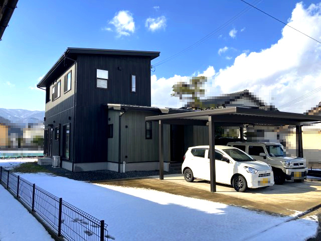 日高町野　中古戸建　4LDKの外観|カーポート含め4台駐車可能な広々とした敷地です。土地に余裕があるので庭やウッドデッキ、増築など活用の幅が広がります。