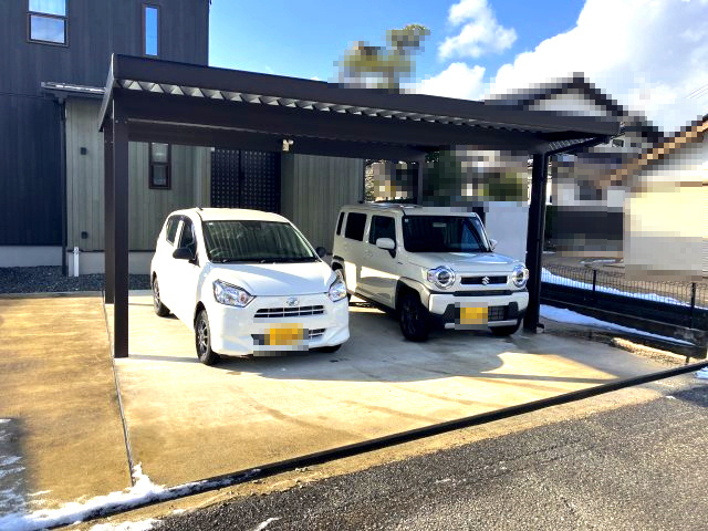 日高町野　中古戸建　4LDKの駐車場|カーポートは2台分完備。雪が降る地域では必須です。