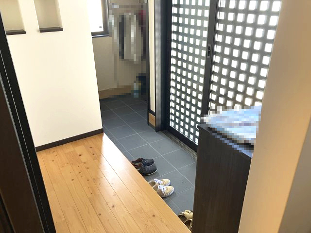 日高町野　中古戸建　4LDKの玄関|明かりが差し込む明るい玄関が印象的です。