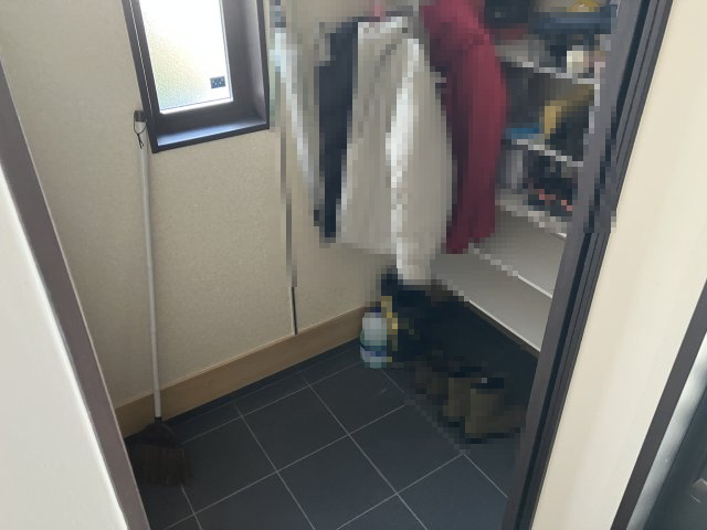 日高町野　中古戸建　4LDKの収納|玄関横にはシューズクロークを完備。靴はもちろん、濡れたものやベビーカーなど収納することで玄関がすっきりと片付きます。