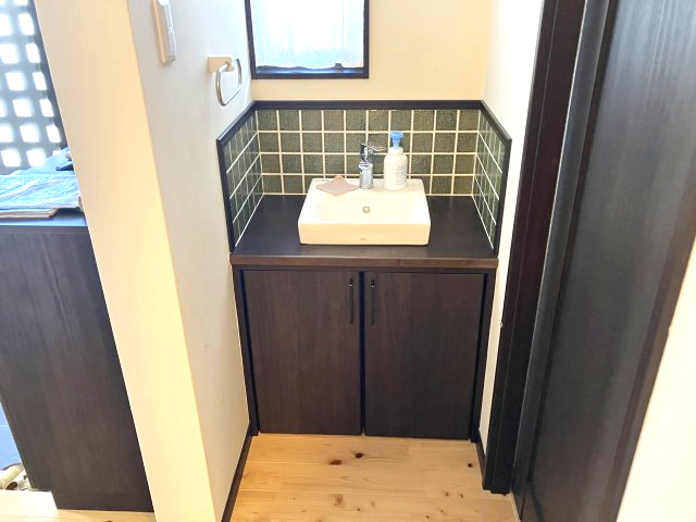 日高町野　中古戸建　4LDKの独立洗面台|玄関から入ってすぐに手洗いがあります。お子さんが遊んで帰ってきたら手洗いをする習慣が身につきますね。感染症対策などでも需要が高いです。