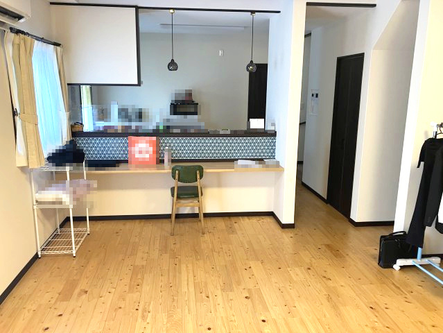 日高町野　中古戸建　4LDKの居間・リビング|リビングは約18.5帖。カウンターキッチンですので家族の様子を伺いながら家事が出来ます。