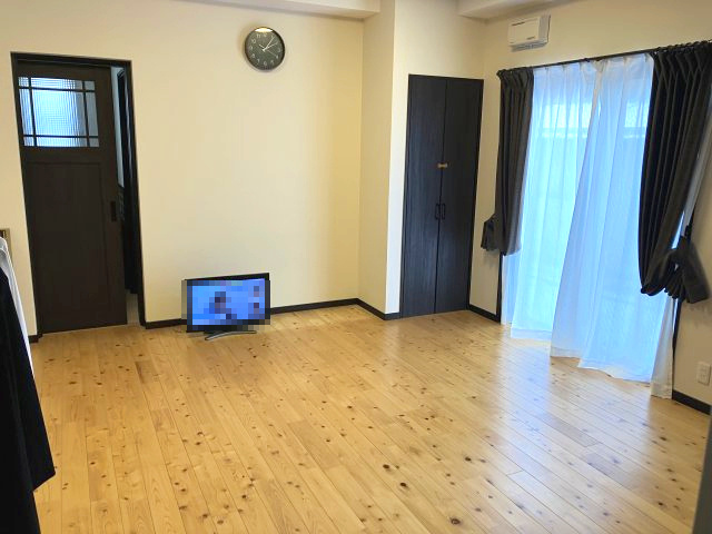 日高町野　中古戸建　4LDKの居間・リビング|南側の窓から光が入る明るいリビングです。