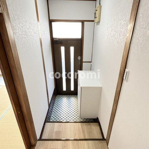 寝屋川市緑町戸建の玄関