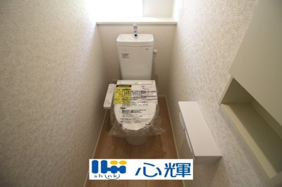 【トイレ】 | クレイドルガーデン宇部市松崎町 第１（２号棟） | いつまでも清潔な空間であって頂けますように、汚れをふき取り易いフロアと壁紙をチョイス致しました。