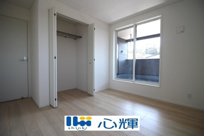 【洋室】 | クレイドルガーデン宇部市松崎町 第１（２号棟） | 明るさを基調とした部屋は、光を反射するので部屋を明るく美しく見せる効果もあります。