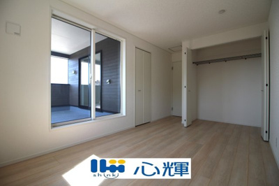 【洋室】 | クレイドルガーデン宇部市松崎町 第１（２号棟） | 沢山の陽の光が入る明るい室内。収納たっぷりなのでお荷物の多いご家庭でもすっきりと収納出来ます。
