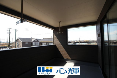 【バルコニー】 | クレイドルガーデン宇部市松崎町 第１（２号棟） | 日当たりのよい住宅エリアですので、多くの陽光が降り注ぎ、室内には陽だまりを生み出してくれます。