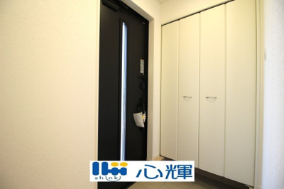 【玄関】 | クレイドルガーデン宇部市松崎町 第１（２号棟） | たくさんある靴もすべて収納して頂け、玄関をスッキリ綺麗な空間にまとめます。


