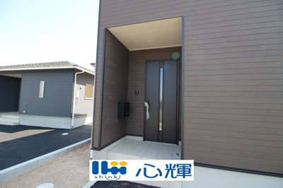 【玄関】 | クレイドルガーデン宇部市松崎町 第１（２号棟） | 家の顔となる玄関。 ゲストを迎え入れても安心の空間です。