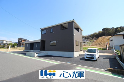 【外観】 | クレイドルガーデン宇部市松崎町 第１（２号棟） | 現地（2026年2月5日撮影）上棟しました。
明るい日差しが差し込む現地。車もゆったり駐めることができます。ぜひ現地をご覧ください。