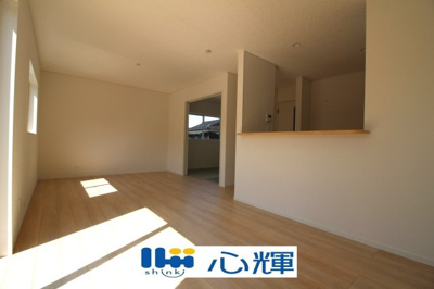 【居間・リビング】 | クレイドルガーデン宇部市松崎町 第１（２号棟） | 降り注ぐ陽光をいっぱいに浴び、メインライトと共に室内全体が明るい・開放感のあるＬＤＫ。