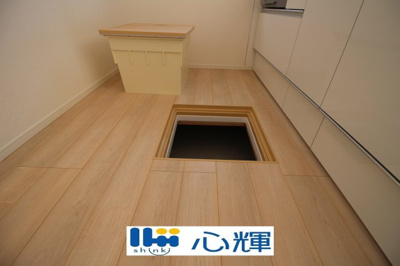 【収納】 | クレイドルガーデン宇部市松崎町 第１（２号棟） | キッチン床下収納です。いざというときの非常食や使用頻度の低いものをコンパクトに収納します。