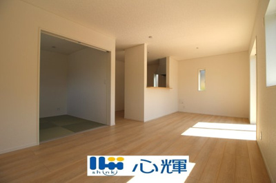 【居間・リビング】 | クレイドルガーデン宇部市松崎町 第１（２号棟） | 家族の笑顔が集まる空間。居室のサッシはペアガラスを採用、高い断熱性による省エネと結露対策に有効です。