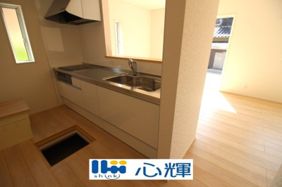 【キッチン】 | クレイドルガーデン宇部市松崎町 第１（２号棟） | 充分なスペースを実現したキッチン空間となっています。寛ぐ方とお料理をされる方の一体感を重視した設計。