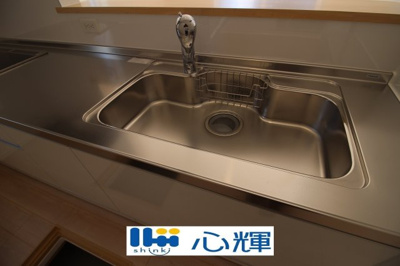 【キッチン】 | クレイドルガーデン宇部市松崎町 第１（２号棟） | 浄水器付きです。水栓は先端が引き出せるのでシンクの隅々まで水が届きます。


