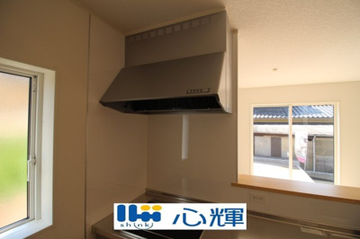 【キッチン】 | クレイドルガーデン宇部市松崎町 第１（２号棟） | 最新タイプのレンジフードは吸引性能も良好！お手入れもカンタンです。
