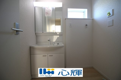 【独立洗面台】 | クレイドルガーデン宇部市松崎町 第１（２号棟） | 大きくて見やすく清潔感ある洗面台。収納も多く、コスメ等もスッキリと仕舞えます。