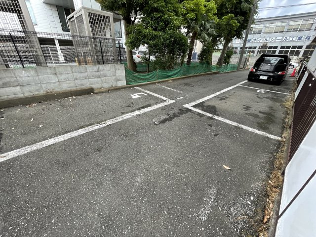 コスモス前原の駐車場