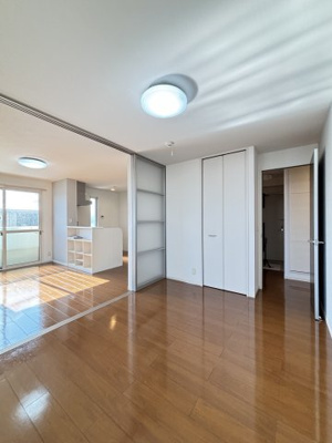 【洋室】 | ランロードＣ棟 | イメージ301号室の写真（反転あり）