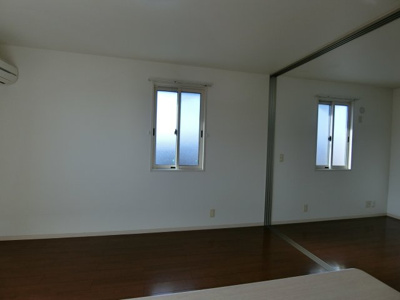 【居間・リビング】 | ランロードＣ棟 | イメージ301号室の写真（反転あり）