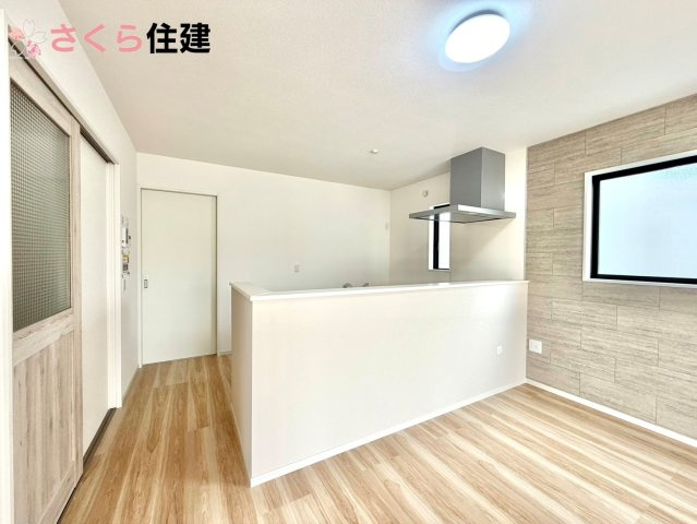 リガーレさくら市氏家11期　1号棟のキッチン|対面式システムキッチン。リビングを見渡せるキッチンで家族の様子をうかがいながら料理がはかどりそう！